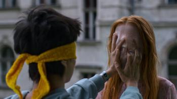 Open Your Eyes TV show screenshot 3: Julia, in yellow blindfold, uses her hands to feel a redhead's face. Their face melts.