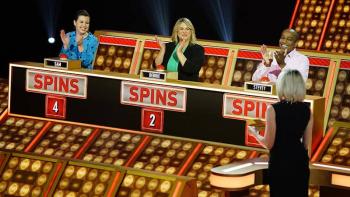 Press Your Luck TV Series: Three contestants and Elizabeth Banks