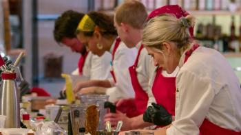 Pressure Cooker TV Show: chefs compete by cooking