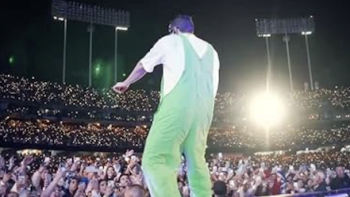 Reggaeton: The Sound that Conquered the World screenshot 2: A reggaeton singer performs in a stadium. 