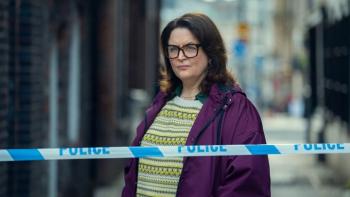 Run Away TV show screenshot 2: an unassuming private detective shows up at the crime scene