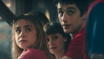 Olympo TV show screenshot: Two young women and one young guy look behind together at another person