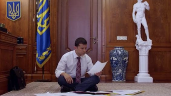 Screenshot Servant of the People TV Show: sitting on the floor.