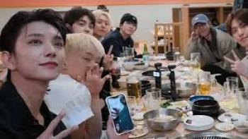 Seventeen: Our Chapter TV show screenshot #2: the band sits at a long dining table, posing for selfies
