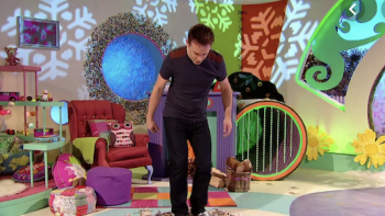 Show Me Show Me Series: Singing about the crunch of dead leaves in winter. 