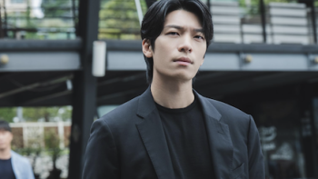 Siren's Kiss TV show screenshot 2: Cha Woo-seok wearing black jacket and black t-shirt standing outside looking up