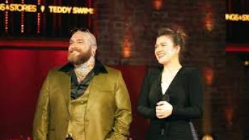 Songs and Stories with Kelly Clarkson TV show screenshot #2: Clarkson and a male singer stand together