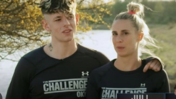 The Challenge Argentina screenshot-1: A male puts arm around female contestant as they discuss winning a challenge.