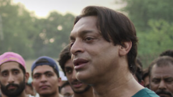 The Great Rivalry: India vs Pakistan TV show screenshot 2: Shoaib Adkhtar talks to fans.