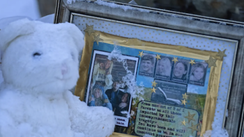 The Idaho Murders: College Nightmare screenshot 3: White teddy bear next to a framed collage with photographs, partially covered in snow.