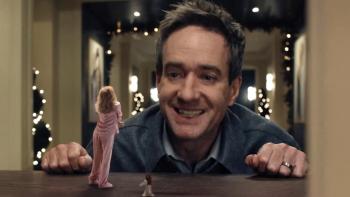 The Miniature Wife TV show screenshot 1: Tiny Elizabeth Banks yells at giant Matthew MacFadyen who is grimacing down at her. 