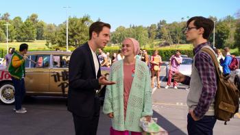 The Politician TV Series: Payton and Infinity stand talking to Jeremy in front of a car with "MeToo" painted on it and a boy standing in front with a sledgehammer. 