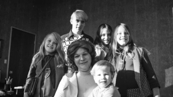The Lady and the Dale TV Show: Elizabeth Carmichael and her five children with Vivian