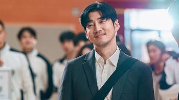 The Winning Try TV show screenshot 2: Joo Ga-ram, smiling while wearing a dark grey blazer, stands among athletes in a gymnasium