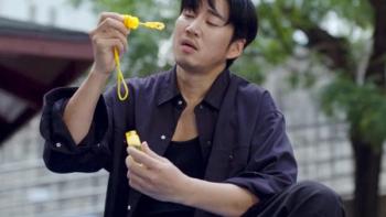 The Winning Try TV show screenshot 3: Joo Ga-ram sits outside in a rumpled button-down shirt, blowing bubbles