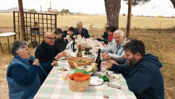 Tucci in Italy TV show screenshot 2: Tucci joins a family meal outside