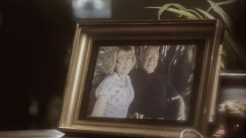 Twisted Love screenshot 1: Framed photograph of a husband and wife. 