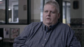 Twisted Love screenshot 3: An investigator in blue shirt discusses a case. 