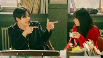 Typhoon Family TV show screenshot #3: A young Korean man does "finger guns" at a young Korean woman