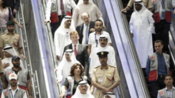 Ultimate Airport Dubai screenshot 1: Diverse mass of people riding escalator down. 