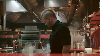 UniverXO Dabiz TV show screenshot 2: Chef Muñoz at bar creating drinks.