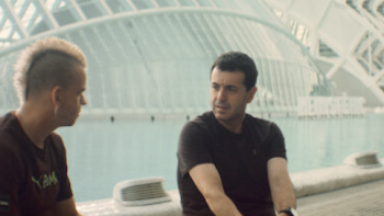 UniverXO Dabiz TV show screenshot 3: Chef Muñoz talks to a colleague on a balcony.