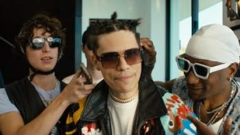 The Warehouse Phase TV show screenshot 2: an influencer gets some help from his entourage 