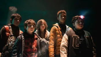 Wonderboys The Secret Treasure of Naples TV: Sasà, Gennaro, Tere, Aniello and Rafaelle look to the right in a dark cave.