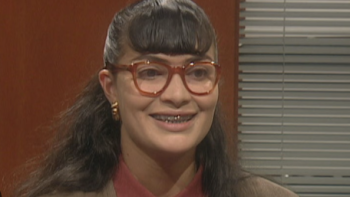 Yo soy Betty, la fea TV show screenshot 1: Betty smiles with braces and round glasses. 