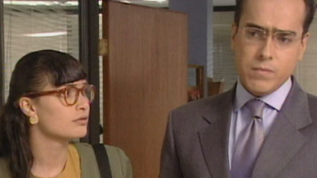 Yo soy Betty, la fea TV show screenshot 2: Betty looks left at Armando. 