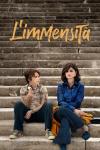 L'immensità movie poster: Luana Giuliani sits on steps, eating an ice cream, beside Penelope Cruz